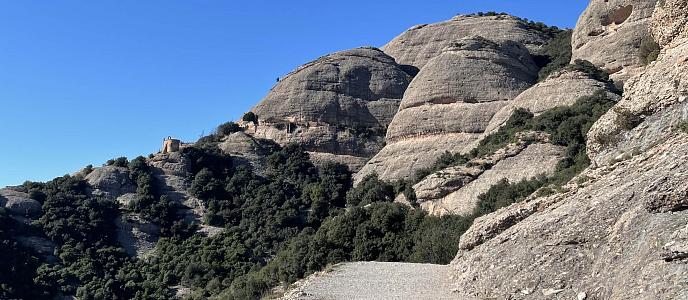 Sendero y paisaje rocoso en Montserrat