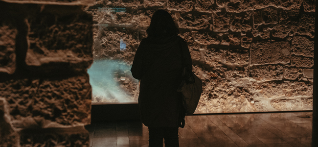 Espai immersiu a la Sala dels Murs del s. XIV